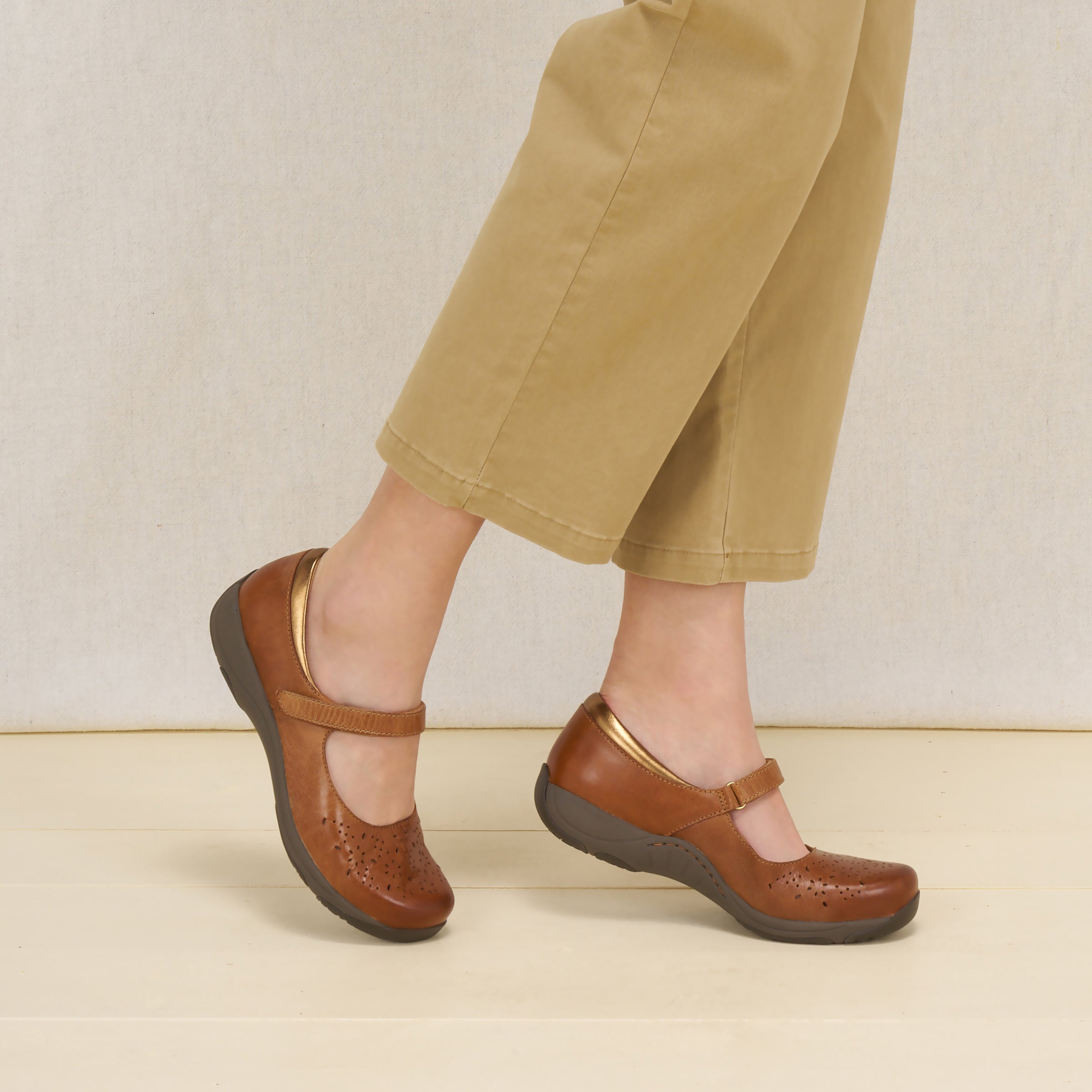 Stacy Toffee Leather - Image 2